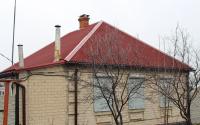 Красная битумная кровля Ондулин на доме в Павлограде, Днепропетровская область