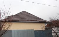 Установка коричневой водосточной системы Bryza 90 на частном доме в Павлограде
